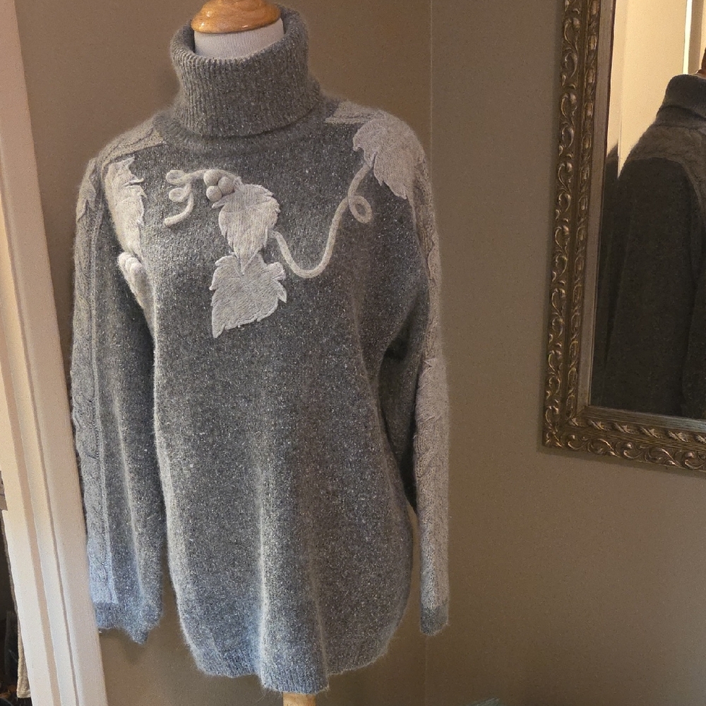 Elegant Gray Turtleneck Sweater, Perfect For Wine Tasting!